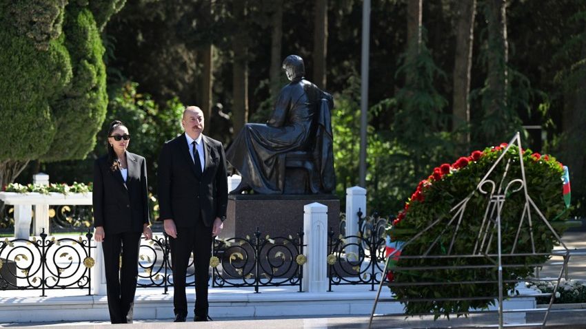 Prezident və birinci xanım Fəxri xiyabanda Ulu Öndərin məzarını ziyarət ediblər