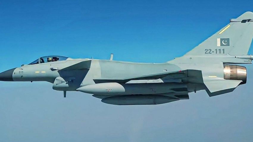 KİV: Pakistanın Hərbi Hava Qüvvələri Hindistanın azı iki qırıcısını vurub