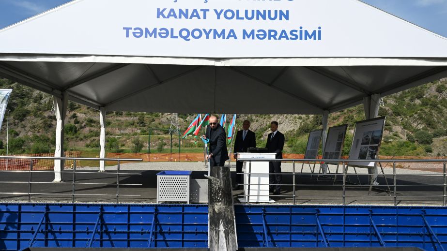 Prezident İlham Əliyev Laçın kanat yolunun təməlini qoyub