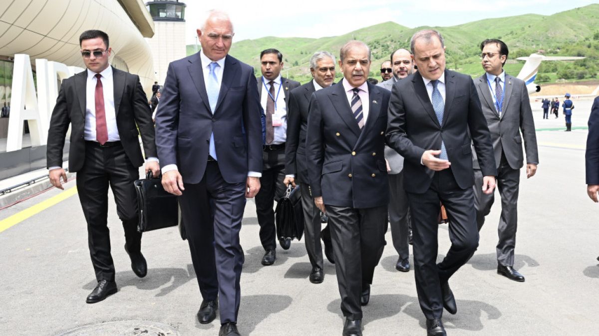 Şahbaz Şərifin təyyarəsi Laçın Beynəlxalq Hava Limanına enib