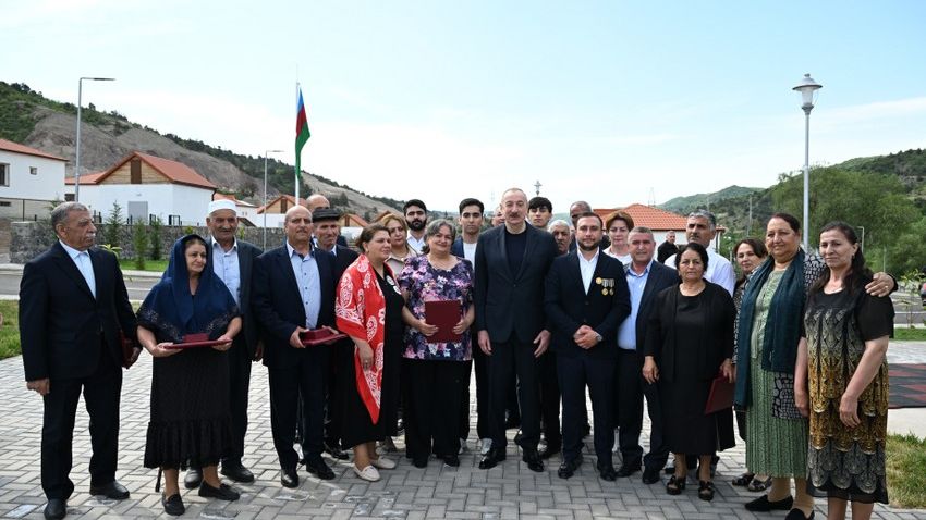 Prezident İlham Əliyev Laçının Bəylik kəndinə köçən sakinlərlə görüşüb, onlara evlərin açarlarını təqdim edib - Yenilənib