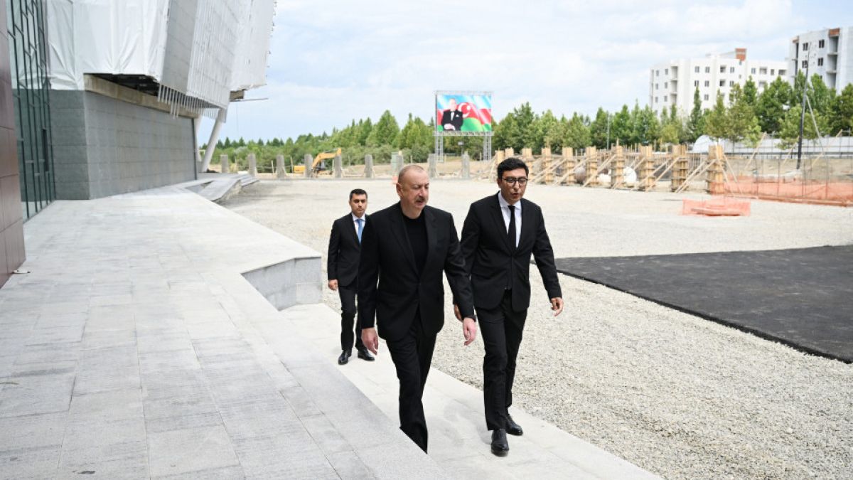 İlham Əliyev Yevlax Olimpiya İdman Kompleksində görülmüş işlərlə tanış olub - YENİLƏNİB