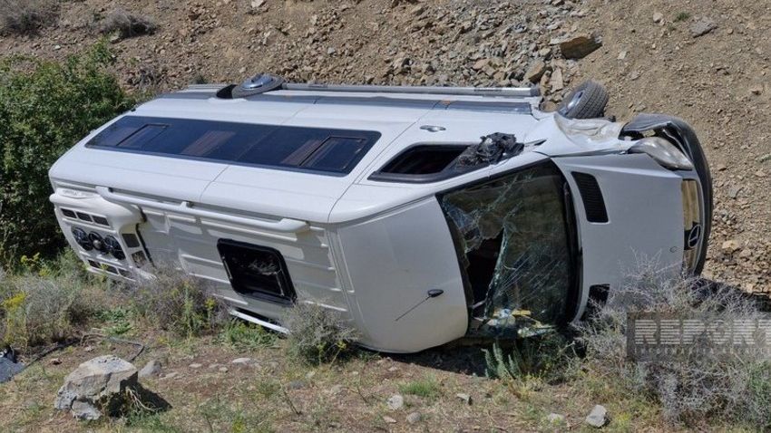 Ağdam-Füzuli yolunda mikroavtobus aşıb, 20 nəfər xəsarət alıb