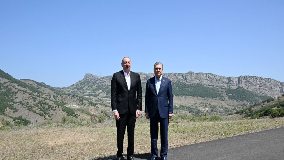 Prezident və Qurbanqulu Berdiməhəmmədov Şuşanın Daşaltı kəndinin fonunda şəkil çəkdiriblər