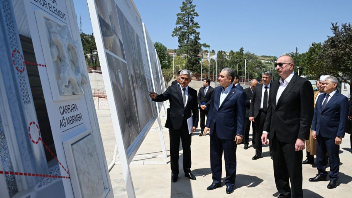 İlham Əliyev və Qurbanqulu Berdiməhəmmədov Yeni Şuşa məscidində tikinti işləri ilə tanış olublar
