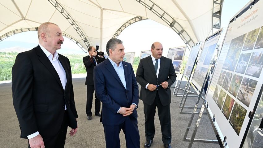 İlham Əliyev və Qurbanqulu Berdiməhəmmədov Füzuli şəhərinin dağıdılmış yerlərinə baxıblar