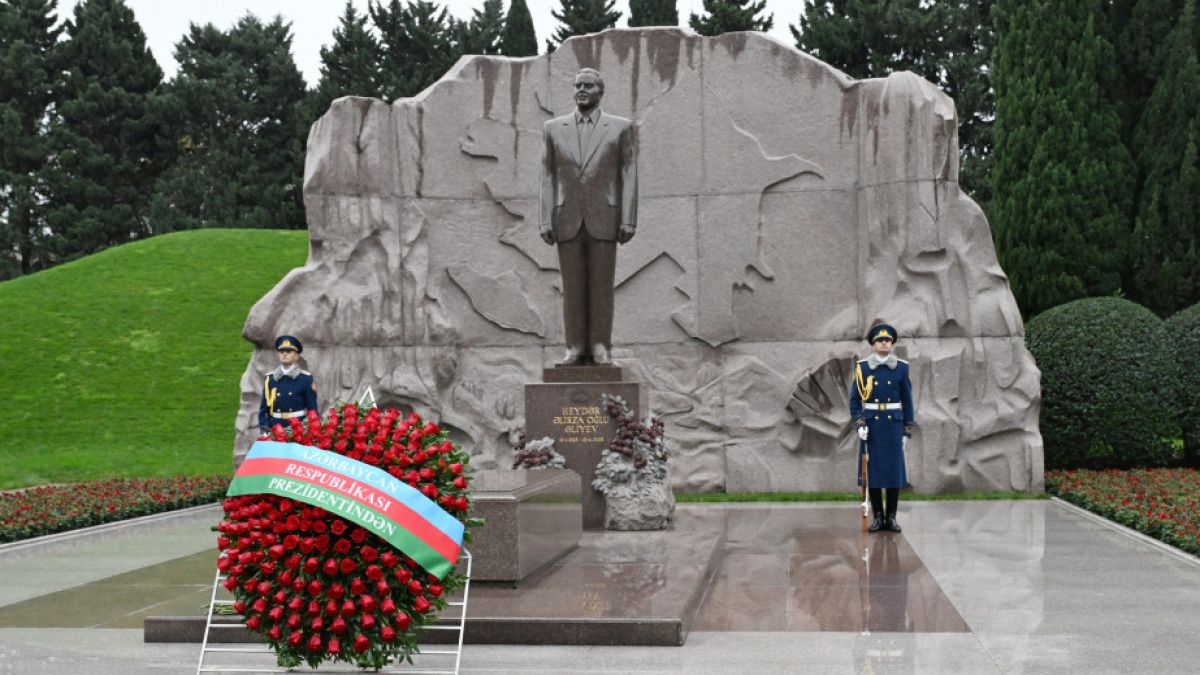 Prezident və birinci xanım Ümummilli Lider Heydər Əliyevin məzarını ziyarət ediblər