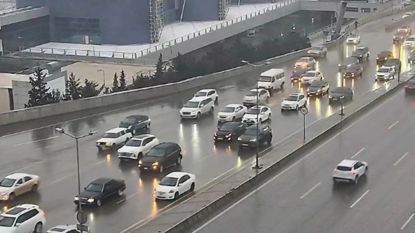 Bakının bir sıra yollarında tıxac yaranıb